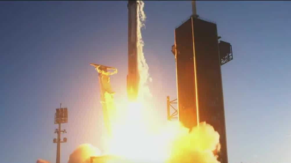 Peluncuran roket Falcon 9 menandai tahun baru eksplorasi ruang angkasa di Cape Canaveral