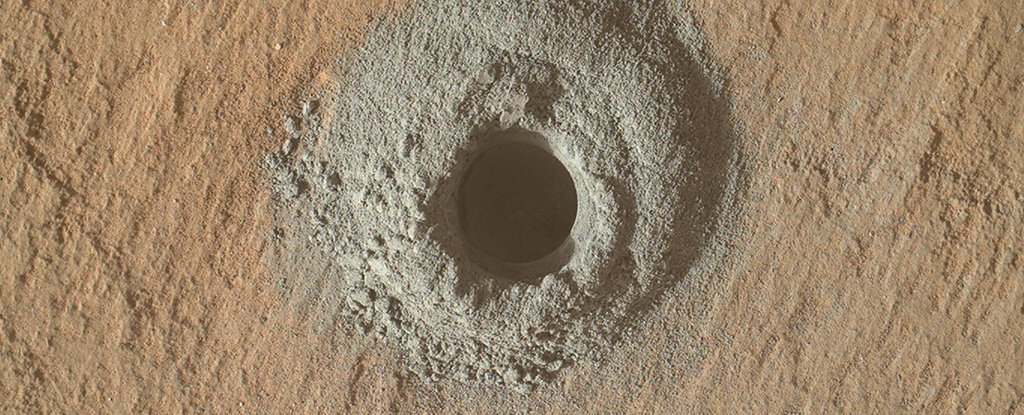 Penjelajah Curiosity NASA telah mengebor lubang di Mars, dan menemukan sesuatu yang sangat aneh