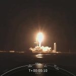 SpaceX meluncurkan roket dari Kennedy Space Center pada hari Selasa