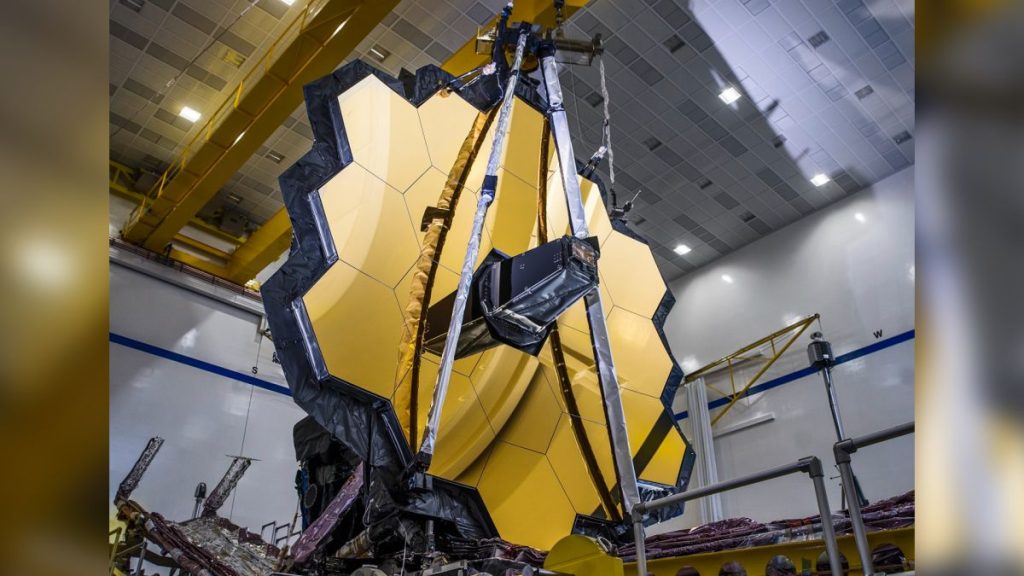 Teleskop Luar Angkasa James Webb mulai melapisi cermin emasnya
