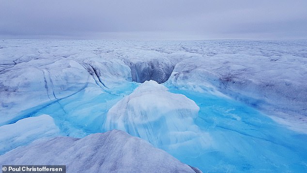Peringatan: Lapisan es Greenland (foto) mencair dari bawah ke atas dan sekarang menjadi penyumbang terbesar kenaikan permukaan laut global, sebuah studi baru menemukan