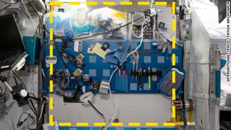 Garis putus-putus kuning menandai lokasi sampel untuk Eksperimen Penelitian Rakitan Sampel Kuarter, bagian dari stasiun kerja kanan modul NASA Node 2 (Harmony) di Stasiun Luar Angkasa Internasional, difoto 15 Januari.