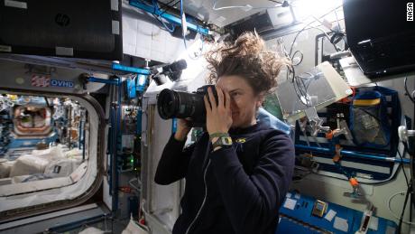 Astronot NASA Kayla Barron mengambil gambar lokasi sampel di Modul Node 2 AS (Harmoni) di Stasiun Luar Angkasa Internasional untuk Eksperimen Penelitian Pengumpulan Sudut Empat Kali lipat pada 15 Januari.