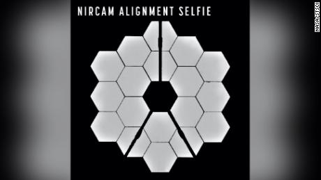 ini & quot;  Selfie "  baru & quot;  Ini menunjukkan semua 18 segmen cermin utama Webb mengumpulkan cahaya dari bintang yang sama.