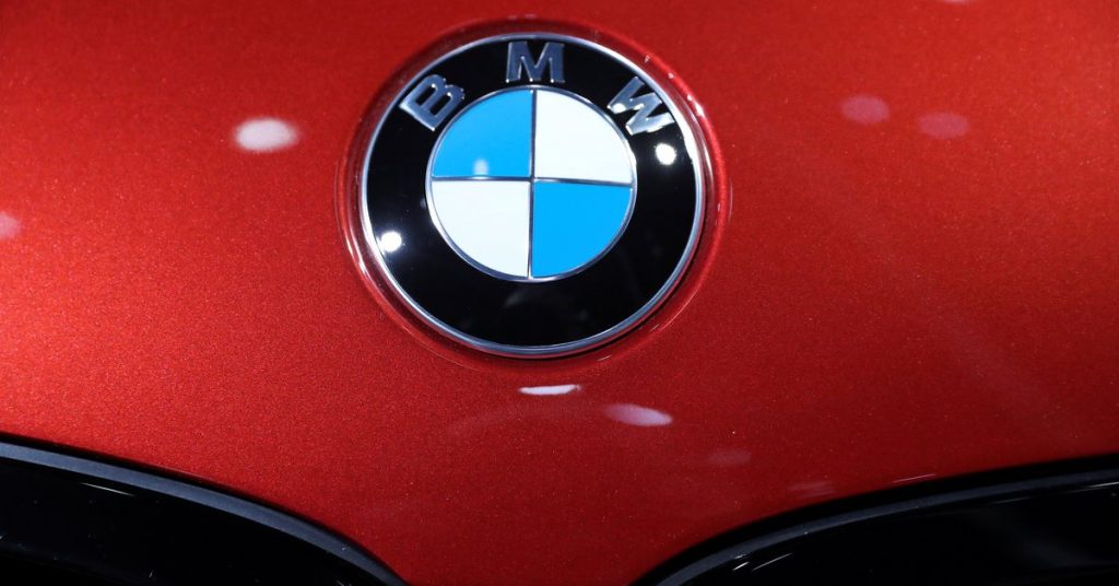 BMW menarik 917.000 kendaraan AS karena masalah kebakaran mesin