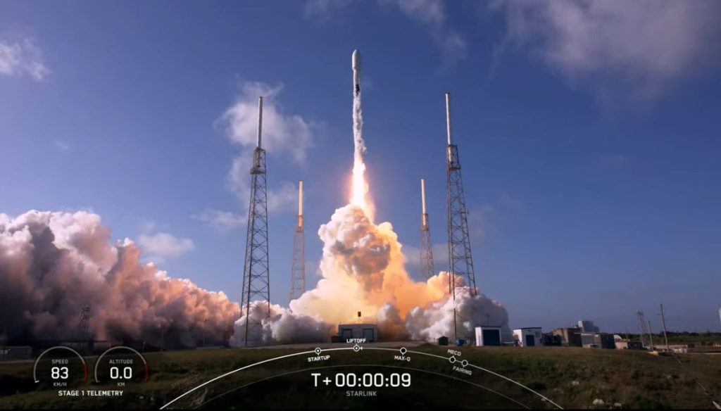 SpaceX meluncurkan satelit Starlink pada "sapu Amerika" dan sebuah rudal mendarat di laut