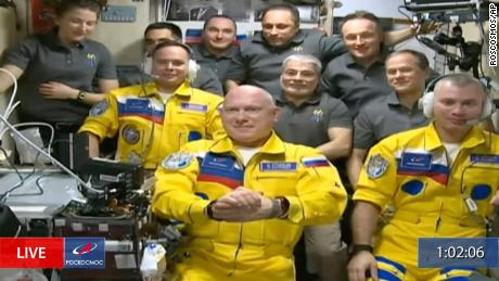 Kosmonot Rusia menimbulkan spekulasi setelah tiba di Stasiun Luar Angkasa Internasional dengan warna Ukraina