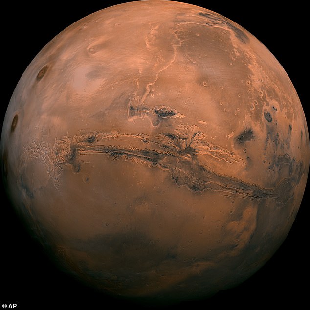 Sejak kedatangannya pada November 2018, wahana InSight telah bekerja dengan banyak misi yang mengorbit Mars dan menjelajahi permukaan planet: termasuk penjelajah Curiosity.
