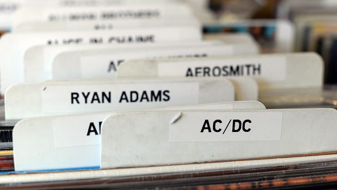 The Exclusive Company membawa ribuan album vinyl LP di toko di Dousman Street di Green Bay.