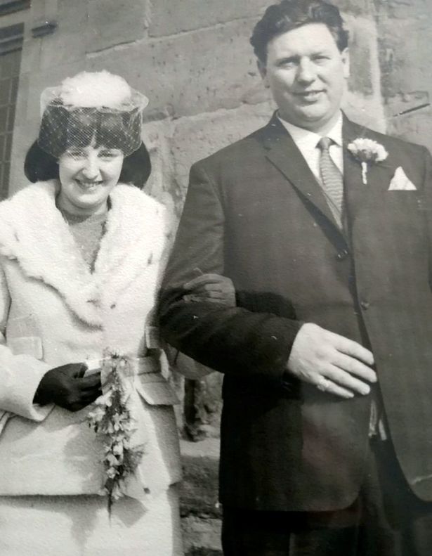 Hillion Fern dengan ayahnya di hari pernikahannya di bulan Maret 1965