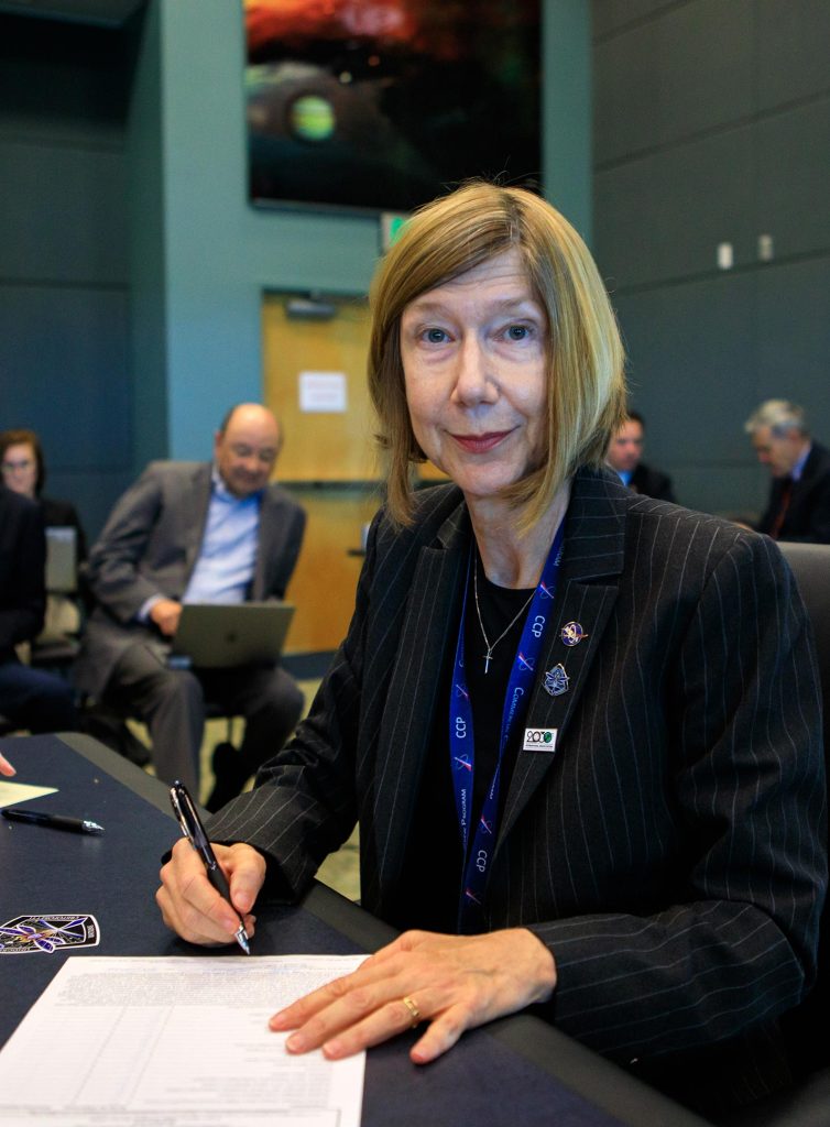 Kathy Luders adalah direktur asosiasi Direktorat Operasi Luar Angkasa NASA