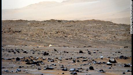 Perseverancia Esta foto del dosel del rover en la distancia fue tomada el 6 de abril. 