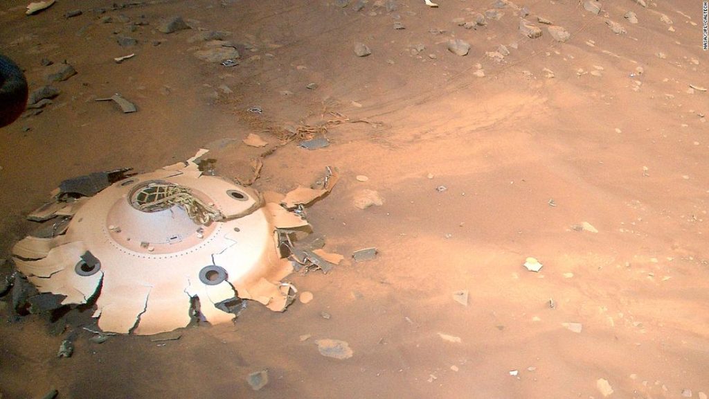 Helikopter yang cerdik mengambil gambar dari bidang puing-puing di Mars