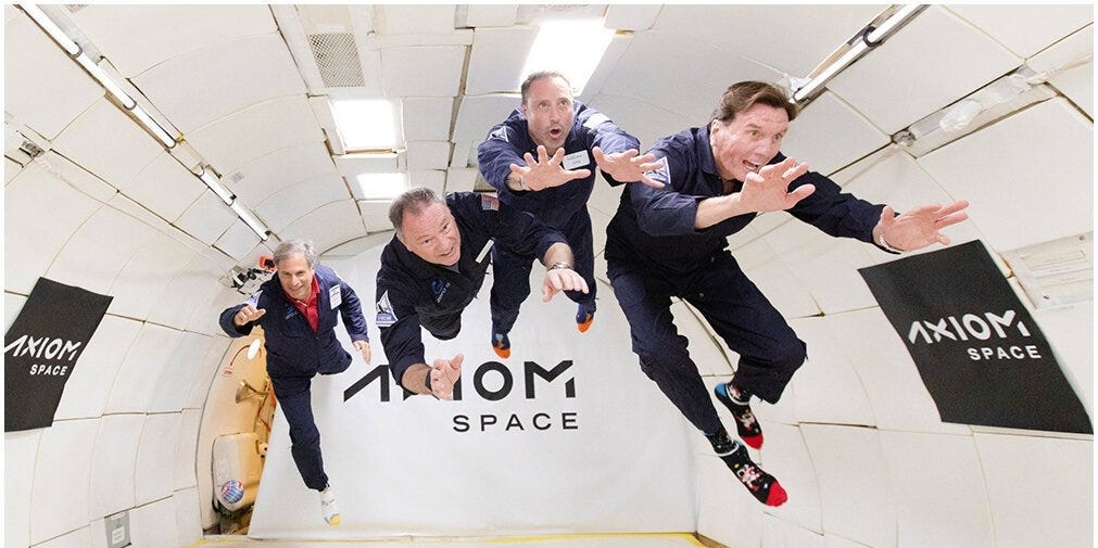 Astronot SpaceX terbang bebas di orbit selama sehari sebelum kembali ke rumah