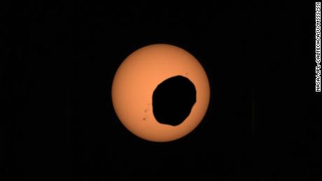 Ketekunan rover menyaksikan gerhana Mars & # 39;  ditakdirkan & # 39 ;  Kentang & # 39;  bulan