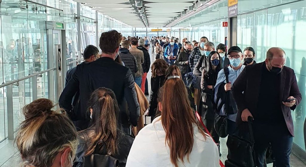 Pelanggan menghadapi kekacauan perjalanan di Heathrow karena kekurangan staf