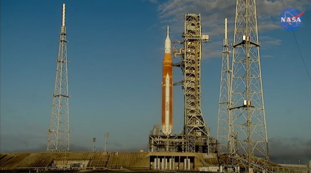 Petir menyambar landasan peluncuran roket Artemis 1 NASA selama pengujian
