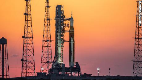 Tumpukan roket Artemis I dapat dilihat saat matahari terbit pada 21 Maret di Kennedy Space Center di Florida. 