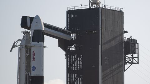 Roket Falcon 9 yang berisi kapsul SpaceX Crew Dragon digunakan untuk meluncurkan misi Crew-4 seperti yang terlihat di landasan peluncuran pada Sabtu, 23 April di Kennedy Space Center NASA di Florida. 