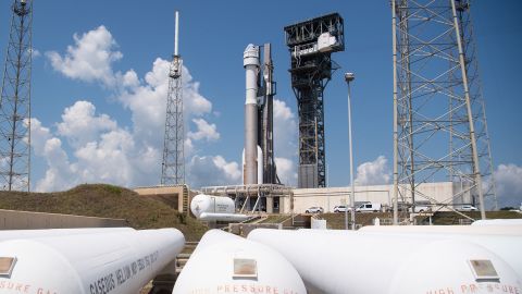 Roket Atlas V United Launch Alliance dengan pesawat luar angkasa Boeing CST-100 Starliner terlihat setelah keluar dari fasilitas integrasi vertikal ke landasan peluncuran di Space Launch Complex 41 sebelum misi Orbital Flight Test-2 (OFT-2), Rabu, 18 Mei 2022 di Stasiun Luar Angkasa Cape Canaveral di Florida. 