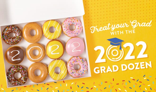 Setiap senior yang pergi ke toko Krispy Kreme pada tanggal 25 Mei 2022, dan mengenakan pakaian Kelas 2022 atau peralatan lain seperti cincin kelas, mendapat donat.