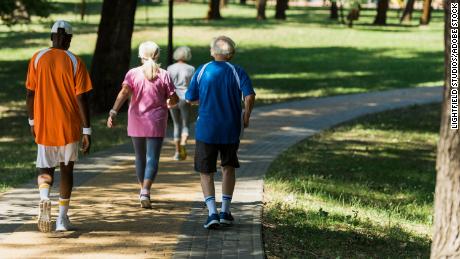 Studi menunjukkan bahwa gaya berjalan yang lebih lambat seiring bertambahnya usia mungkin merupakan gejala demensia di masa depan.