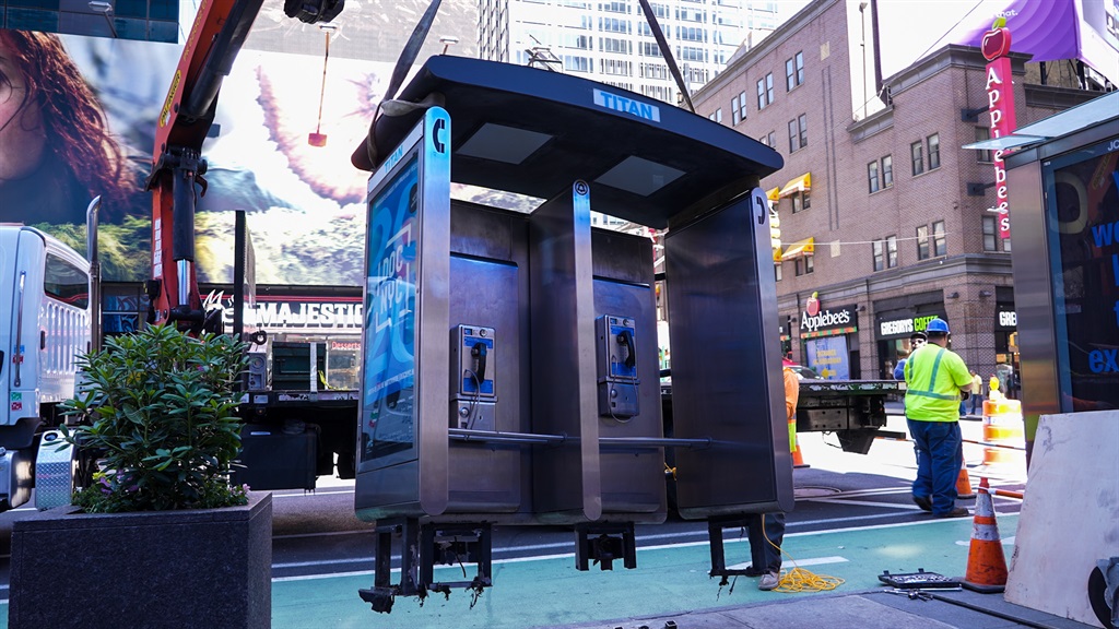 'Akhir era' saat New York menghapus bilik telepon umum populer terakhirnya