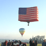 Balon bendera Amerika “America One” terbang di atas Omaha