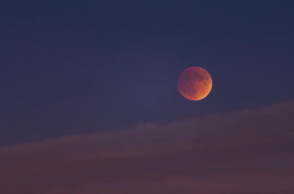 Bulan akan berubah menjadi merah saat gerhana bulan total pada Minggu malam