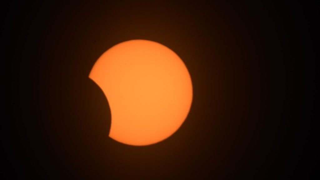 Gerhana matahari bulan hitam yang langka menggigit matahari di atas Amerika Selatan