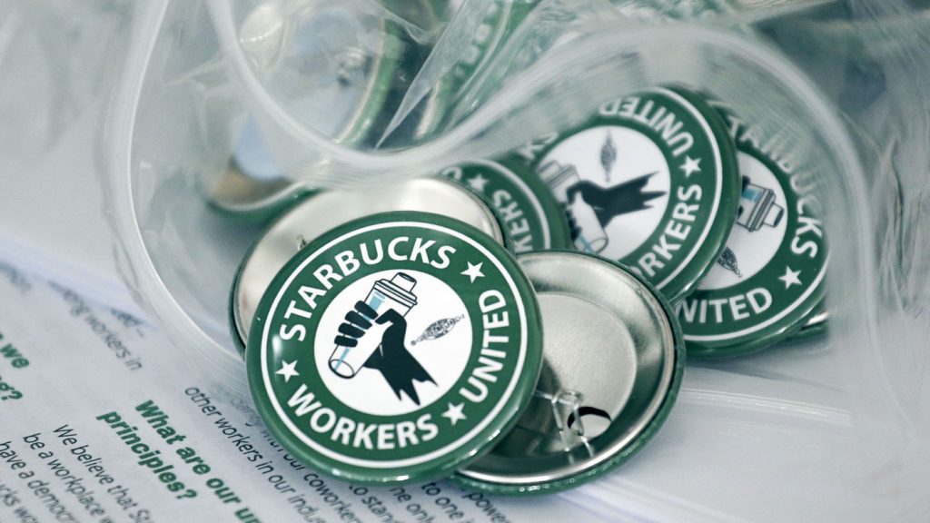 Asosiasi Starbucks mengatakan raksasa kopi menutup toko sebagai tanggapan: NPR