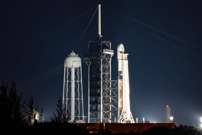 Roket SpaceX Falcon 9 berada di platform 39A di Kennedy Space Center bersama dengan satelit Starlink Internet batch ke-48 perusahaan pada Rabu, 18 Mei 2022.