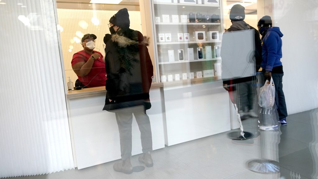 Pekerja Apple Store di Maryland menghadapi rintangan setelah pemungutan suara untuk bergabung dengan serikat pekerja: NPR