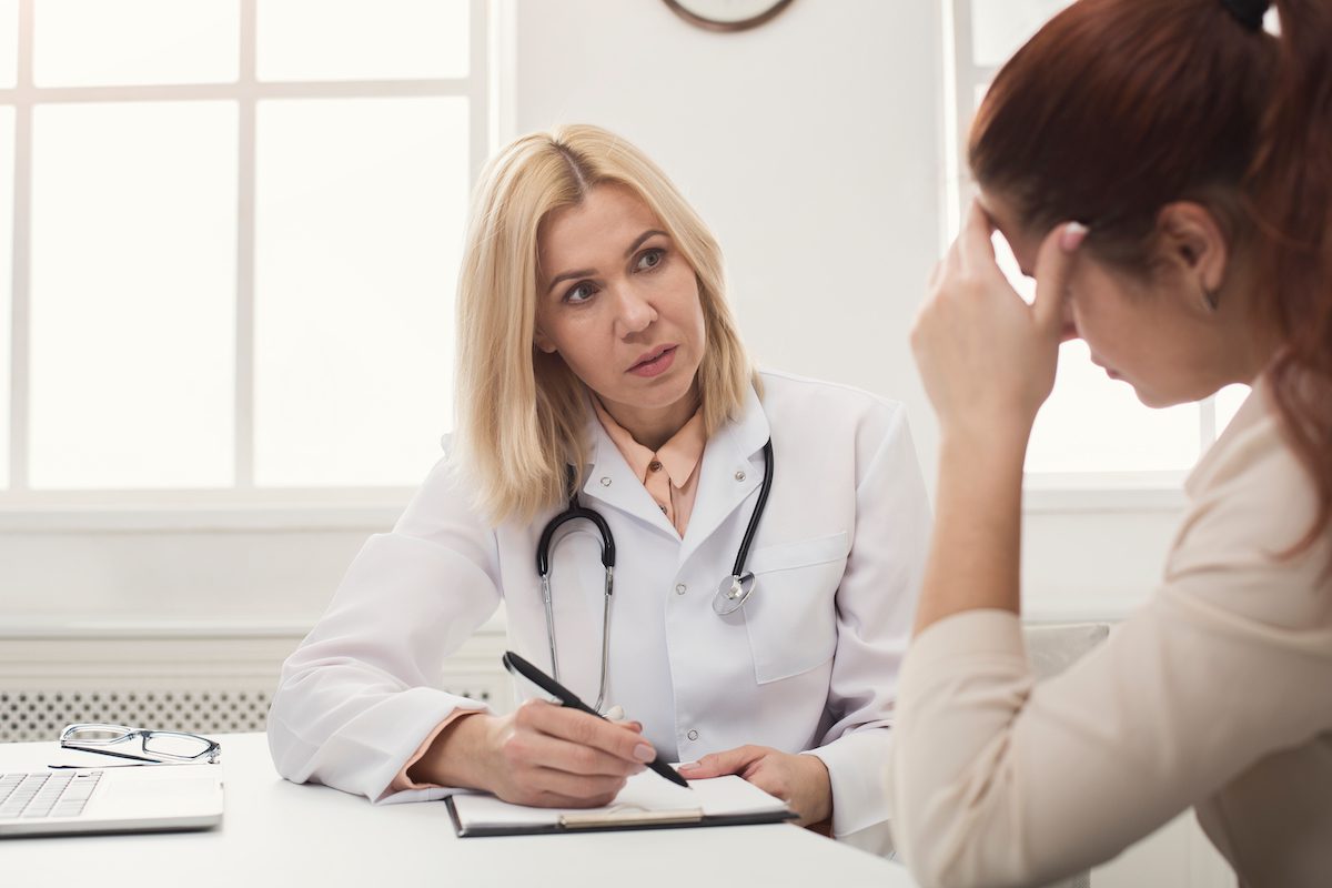 Wanita berbicara dengan dokter