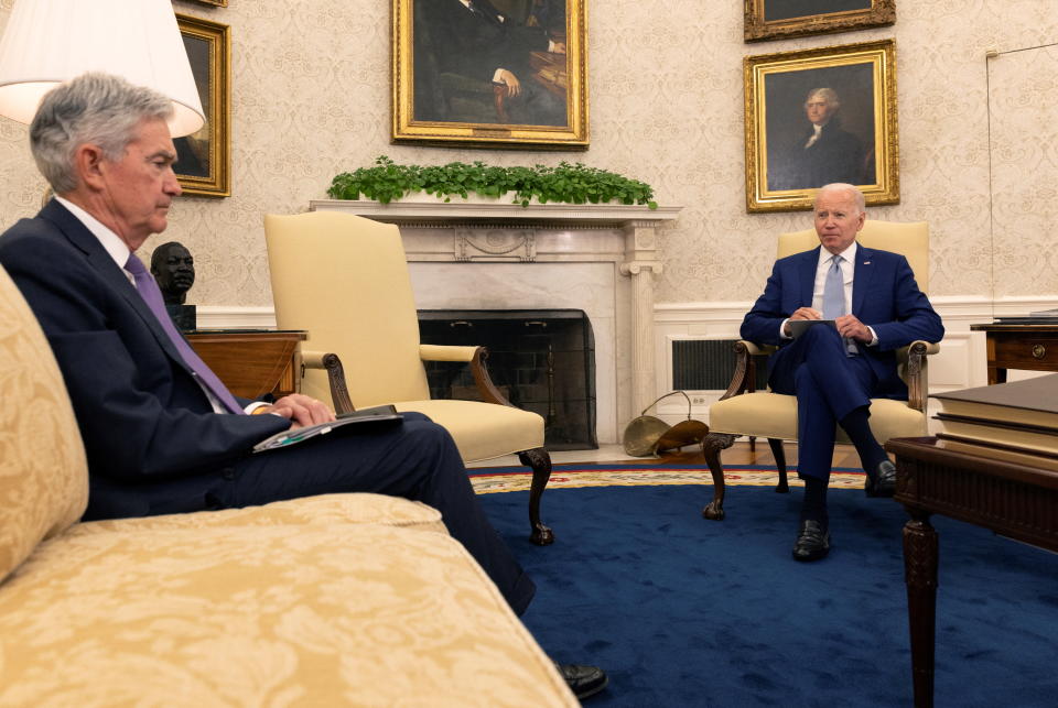 Presiden AS Joe Biden bertemu dengan Ketua Federal Reserve Jerome Powell dan Menteri Keuangan AS Janet Yellen untuk berbicara tentang ekonomi di Kantor Oval Gedung Putih di Washington, DC, AS, 31 Mei 2022. REUTERS/Lea Millis