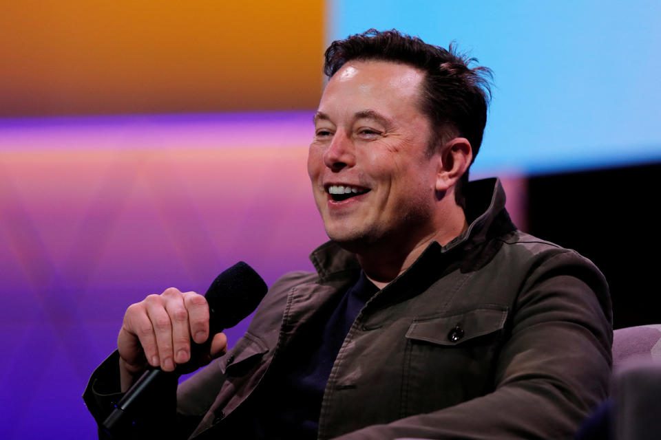 Pemilik SpaceX dan CEO Tesla Elon Musk berbicara selama percakapan dengan desainer game legendaris Todd Howard (tidak digambarkan) di Konferensi E3 Games di Los Angeles, California, AS, 13 Juni 2019. REUTERS/Mike Blake