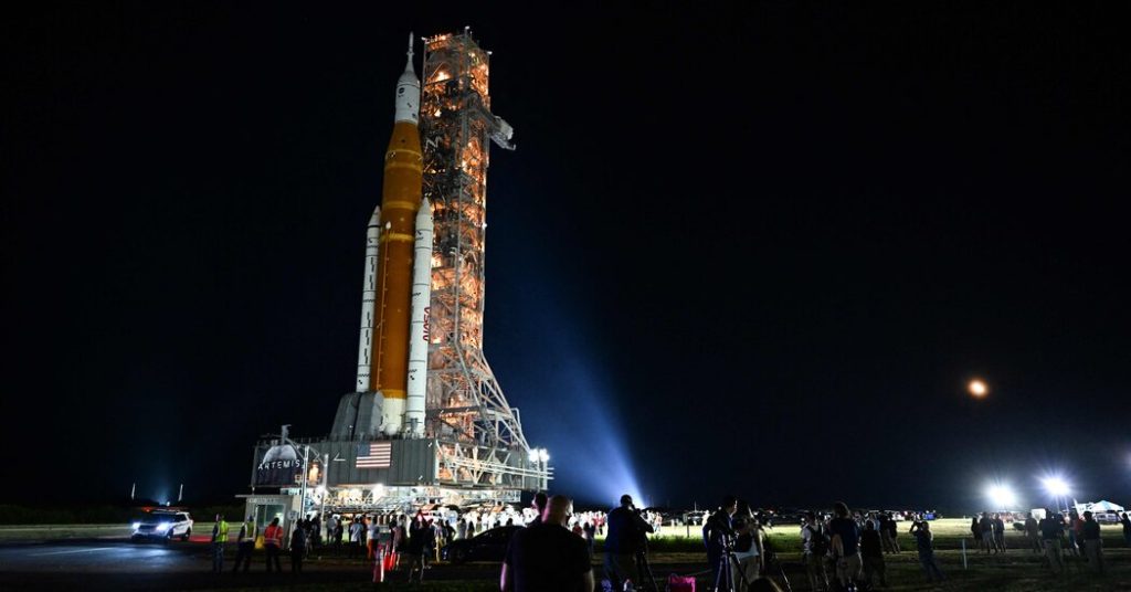Tonton peluncuran Artemis Moon Rocket NASA di landasan peluncuran