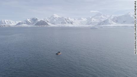 Sebuah perahu kerja menemukan kendaraan otonom Rán di salah satu fjord Semenanjung Antartika selama ekspedisi ke Gletser Thwaites pada 2019. 