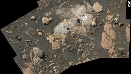 Mosaik ini, yang diambil oleh rover, menunjukkan di mana ketekunan pengambilan sampel dan erosi batuan yang oleh para ilmuwan NASA dijuluki Wildcat Ridge.