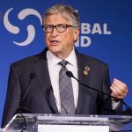 Bill Gates membawanya ke ekstrem dan melepaskan segerombolan nyamuk untuk menyebarkan kesadaran malaria