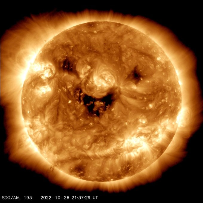 NASA mengambil gambar matahari yang “tersenyum”.  Ini tidak manis seperti yang terlihat.