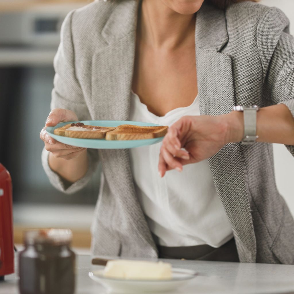 Kebiasaan sarapan yang memperlambat metabolisme Anda dari waktu ke waktu, menurut ahli gizi bersertifikat