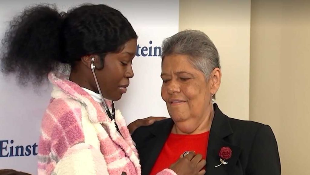 Dua keluarga terkait setelah transplantasi jantung HIV-positif bertemu untuk pertama kalinya