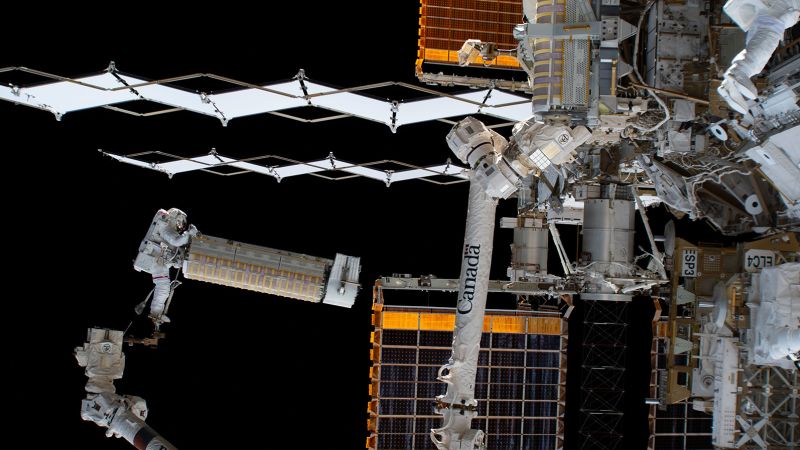 Astronot memulai perjalanan ruang angkasa untuk meningkatkan kekuatan Stasiun Luar Angkasa Internasional