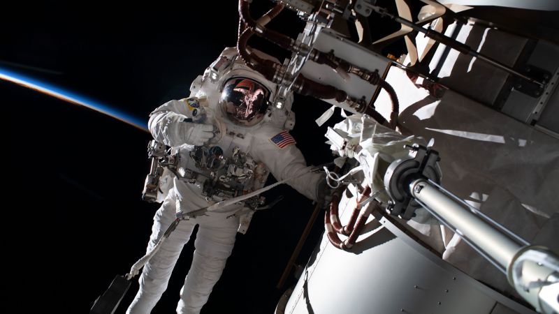 Astronot akan memberi stasiun ruang angkasa dorongan selama perjalanan ruang angkasa hari Sabtu