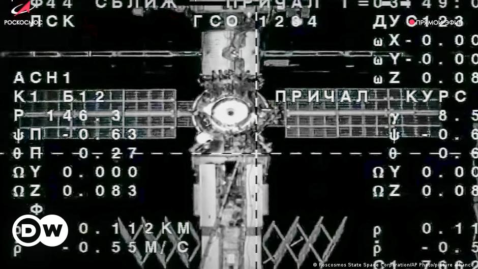 Kapsul Soyuz Rusia berlabuh dengan ISS - DW - 26/02/2023