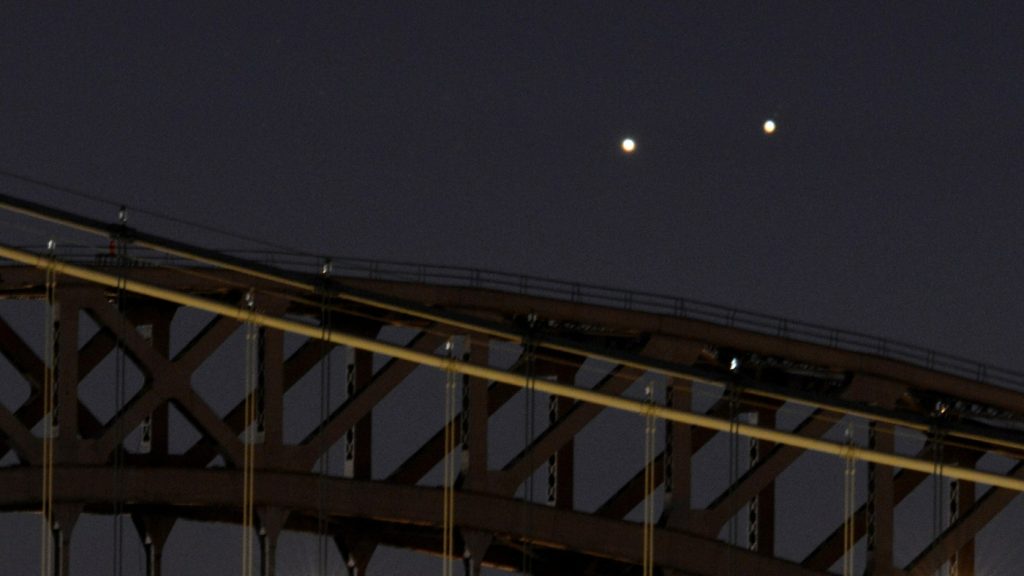 Venus dan Jupiter tampaknya berbagi ciuman kosmik malam ini: NPR