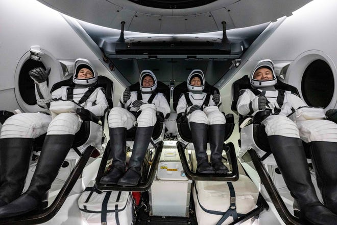 Keempat anggota misi SpaceX Crew-5 NASA, astronot Roscosmos Anna Kikina, kiri, astronot NASA Josh Cassada dan Nicole Mann, dan astronot Badan Eksplorasi Dirgantara Jepang (JAXA) Koichi Wakata, kanan, mengacungkan jempol pada kapsul Ketahanan penyiram Naga di Teluk Meksiko pada Sabtu, 11 Maret, menyelesaikan misi hampir enam bulan di atas Stasiun Luar Angkasa Internasional.