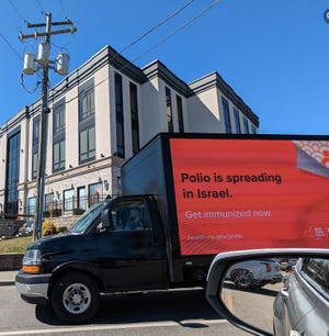 Sebuah truk reklame terlihat pada Minggu, 26 Maret 2023 di Route 306 utara Route 59 di Muncie. Departemen Kesehatan Negara Bagian New York telah membatalkan kampanye papan reklame setelah para pemimpin Yahudi Ortodoks terpilih mengatakan mereka memilih orang Yahudi dan dikenal anti-Semit.