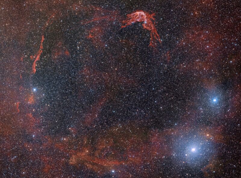 Kamera Energi Gelap menangkap kerak yang robek dari supernova pertama yang terekam (Sn185).  Gambar ini mencakup 45 menit busur di langit - pemandangan langka dari seluruh sisa supernova ini.